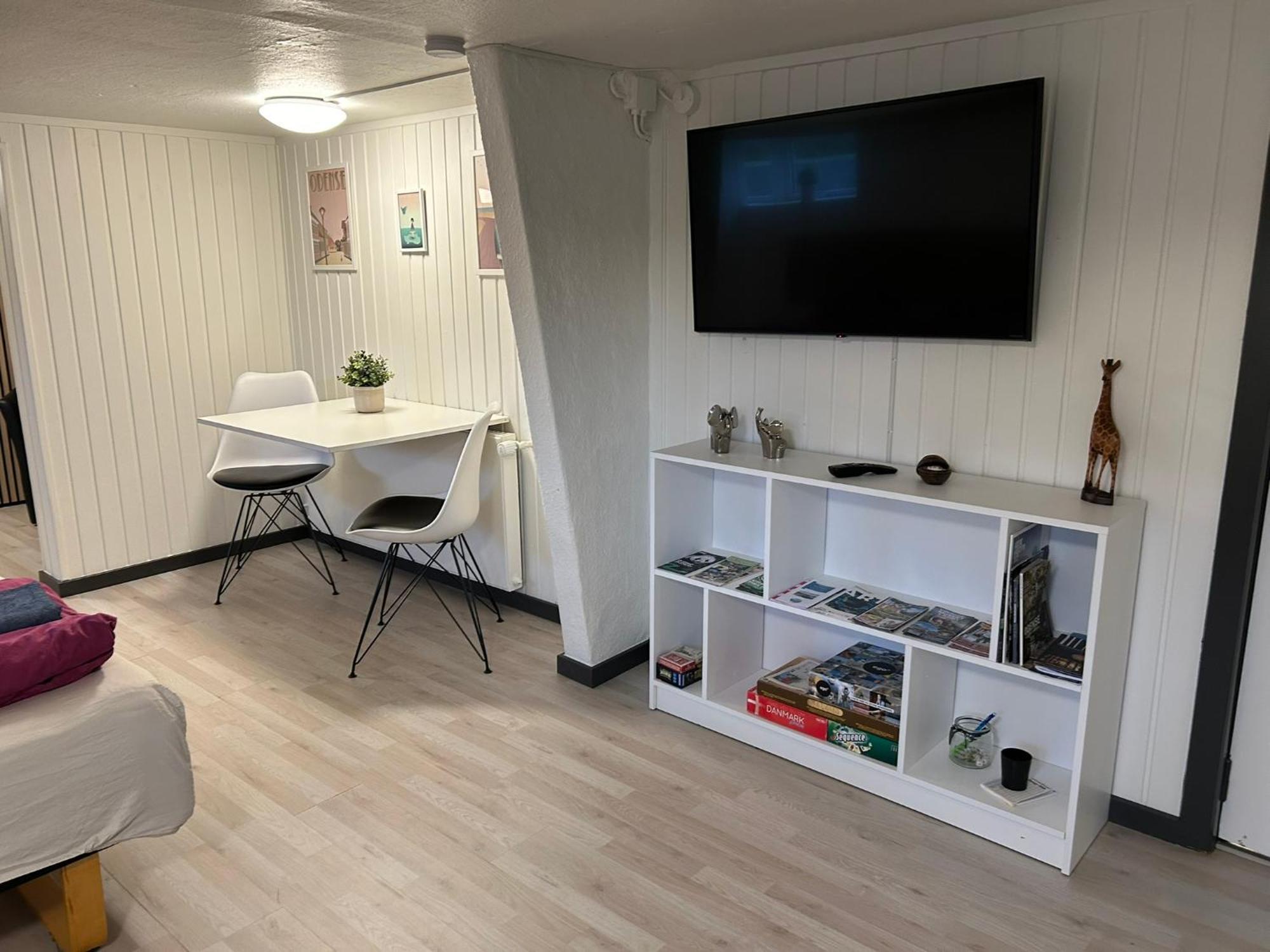 H. C. Lumbyes Vej - Kaelderlejlighed Odense Extérieur photo